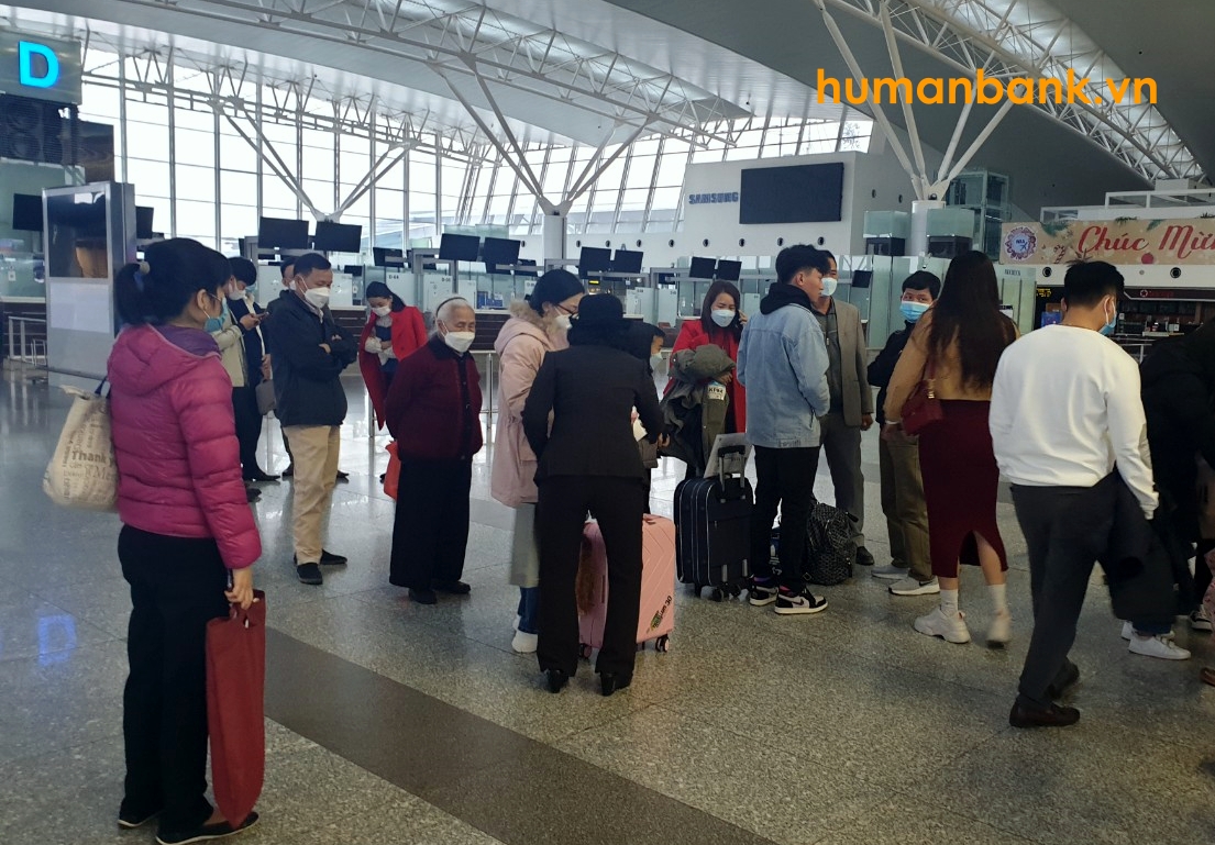 Quang cảnh du học sinh và gia đình làm thủ tục trước giờ bay sang Đức du học