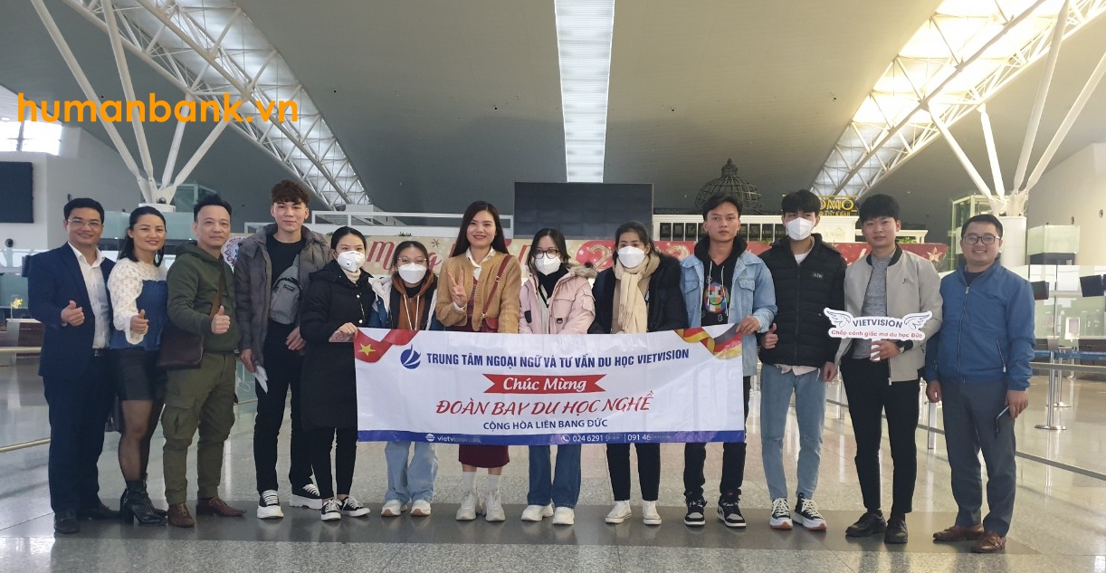 Đại diện công ty và các em học sinh chụp hình lưu niệm trước khi sang Đức Du học