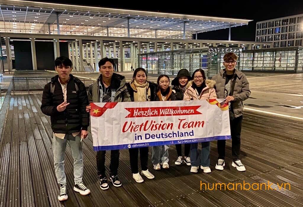 Đoàn sinh viên du học nghề tại Đức tại sân bay Berlin Đức