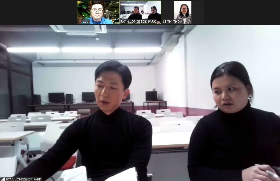 Mr Xuất - Giám đốc Trung tâm Ngoại ngữ Du học Seoul cùng với học sinh của trung tâm trong 1 buổi phỏng vấn với trường Đại học Pai Chai Hàn Quốc